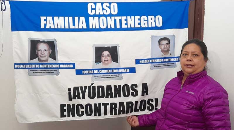 Mariela Montenegro, de 51 años, ha recorrido diferentes provincias del país con este cartel para buscar a su familia. Foto: Cortesía