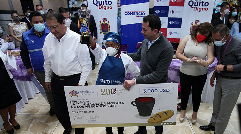 La ganadora María Consuelo Pilatuña recibió el premio entre lágrimas. Foto: Julio Estrella / EL COMERCIO