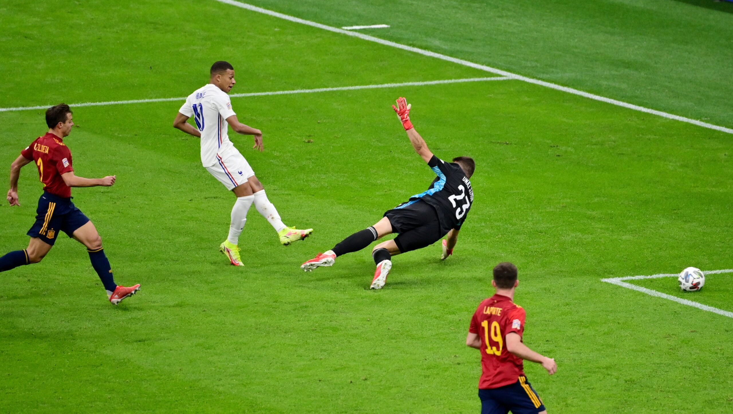 Foto del domingo del delantero de Francia Kylian Mbappe marcando el segundo gol en la victoria sobre España. REUTERS/Miguel Medina