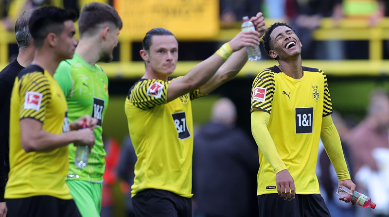 Jude Bellingham (der.) del Dortmund reacciona tras el triunfo de su club en la Bundesliga, el 2 de octubre del 2021. Foto: EFE