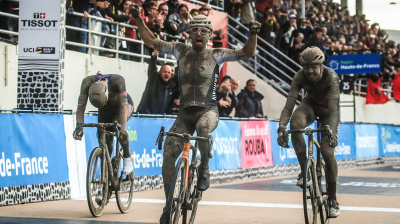 Sonny Colbrelli festeja su triunfo en la Paris-Roubaix el 3 de octubre del 2021. Fotos: Archivo / EFE