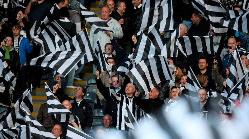 Hinchas del Newcastle durante un partido de la Premier League. Foto: EFE