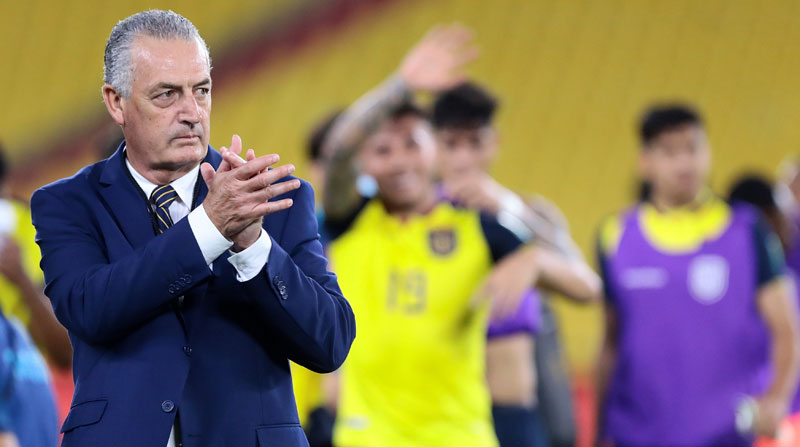 Gustavo Alfaro, técnico de Ecuador aplaude a sus jugadores después del triunfo ante Bolivia en las eliminatorias el 7 de octubre del 2021. Foto: EFE