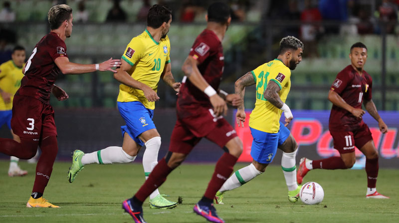 Gabigol (2-d) de Brasil toma el balón contra Venezuela, durante un partido por las eliminatorias sudamericanas al Mundial de Catar 2022, en el Estadio Olímpico de la UCV en Caracas. Foto: EFE