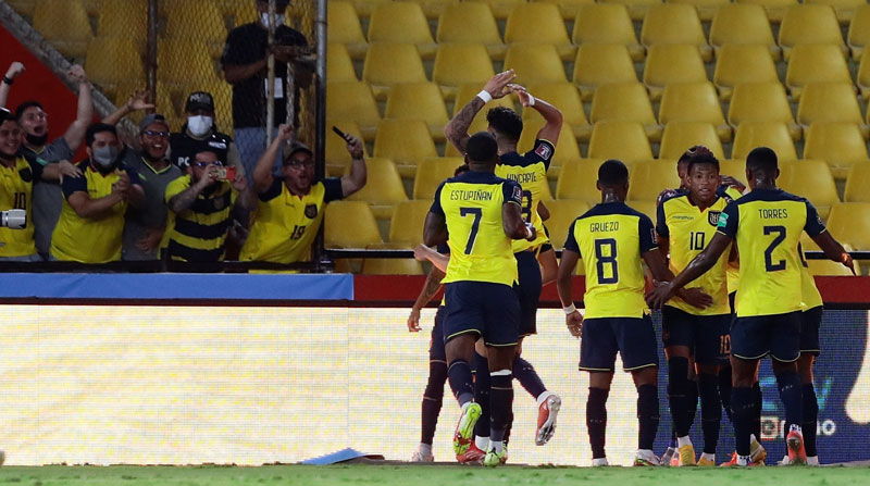 Jugadores de Ecuador festejan un gol con hinchas que están en el estadio Banco Pichincha, el 7 de octubre del 2021. Foto: EFE