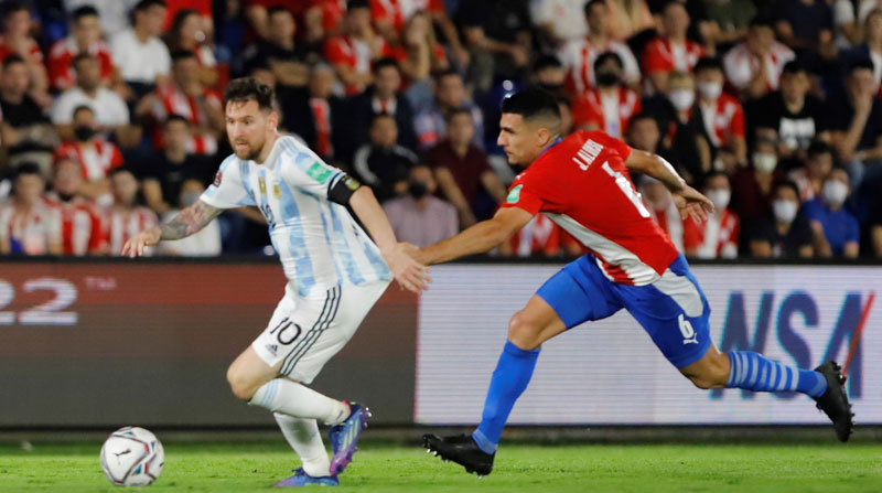 Junior Alonso (d) de Paraguay disputa el balón con Lionel Messi de Argentina, durante un partido por las eliminatorias sudamericanas para el Mundial de Catar 2022, en el estadio Defensores del Chaco en Asunción (Paraguay). Foto: EFE