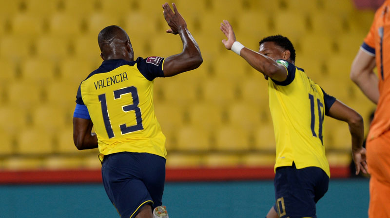 Enner Valencia y Gonzalo Plata festejan un gol con la Selección de Ecuador. Ambos son parte de los jugadores a seguir en Catar 2022 según FIFA. Foto: EFE