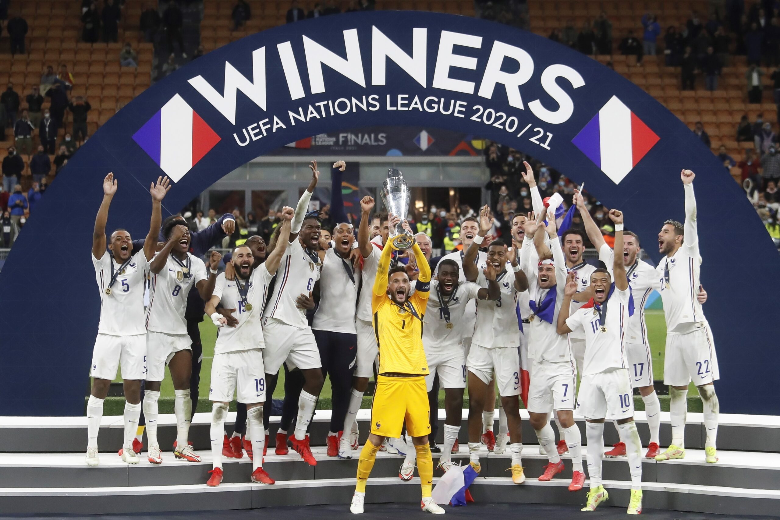 La selección de Francia con el trofeo de la UEFA Nations League luego de vencer a España. Foto: EFE