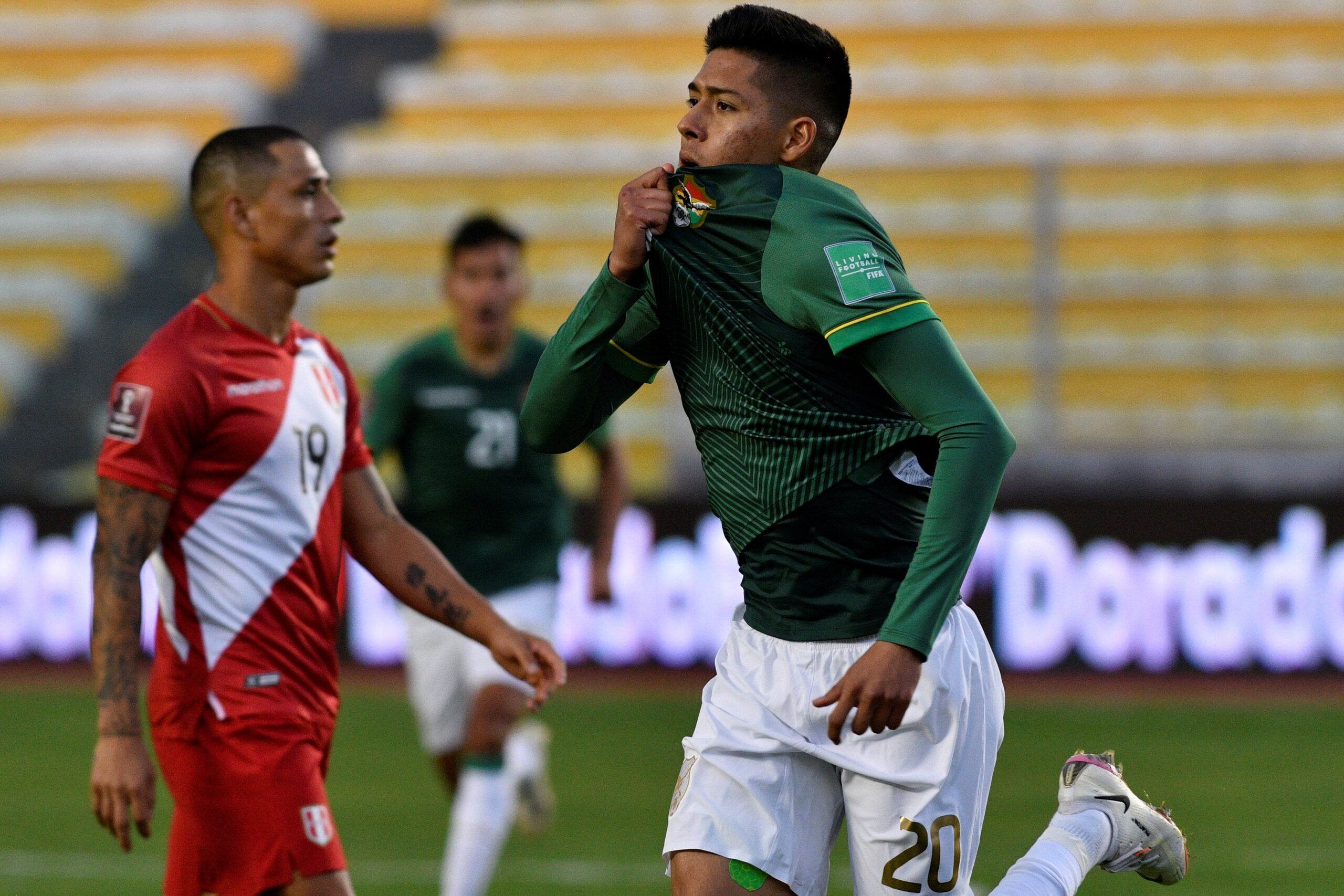 Ramiro Vaca de Bolivia celebra un gol hoy, en un partido de las eliminatorias sudamericanas para el Mundial de Catar 2022 entre Bolivia y Perú en el estadio Hernando Siles en La Paz (Bolivia). EFE/ Aizar Raldés POOL