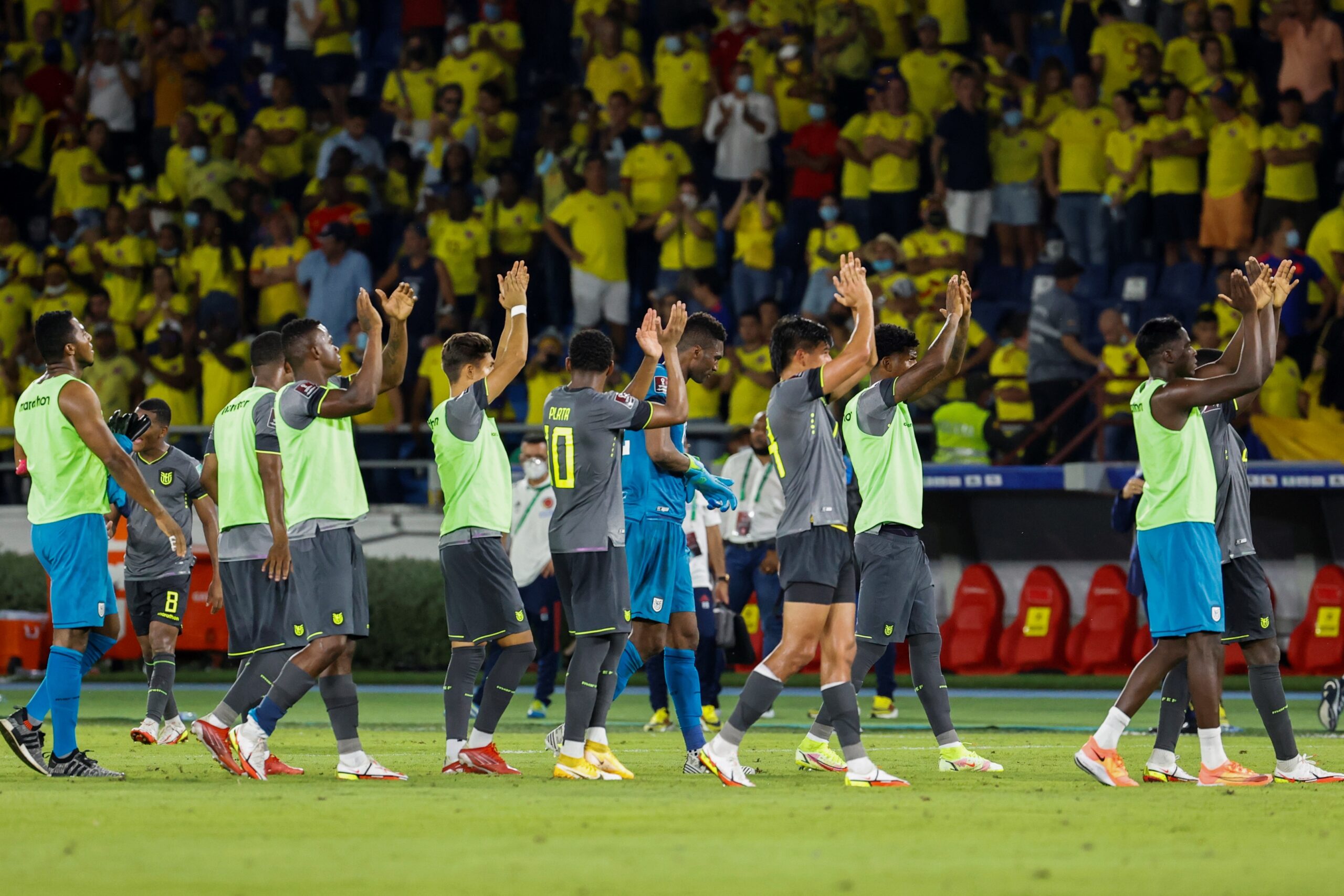 Jugadores de Ecuador celebran hoy el empate contra Colombia, tras el final de un partido por las eliminatorias sudamericanas al Mundial de Catar 2022, en el estadio Metropolitano en Barranquilla (Colombia). EFE/ Mauricio Dueñas Castañeda