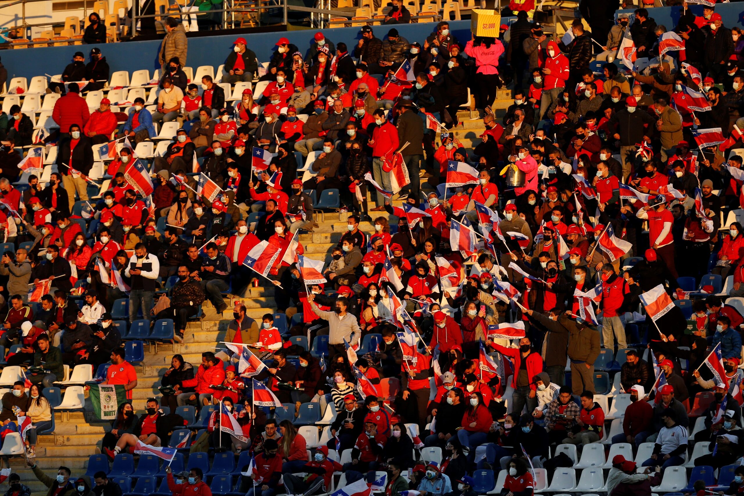 Aficionados de Chile animan hoy, en un partido de las eliminatorias sudamericanas para el Mundial de Catar 2022 entre Chile y Venezuela en el estadio San Carlos de Apoquindo en Santiago (Chile). EFE/ Marcelo Hernández POOL