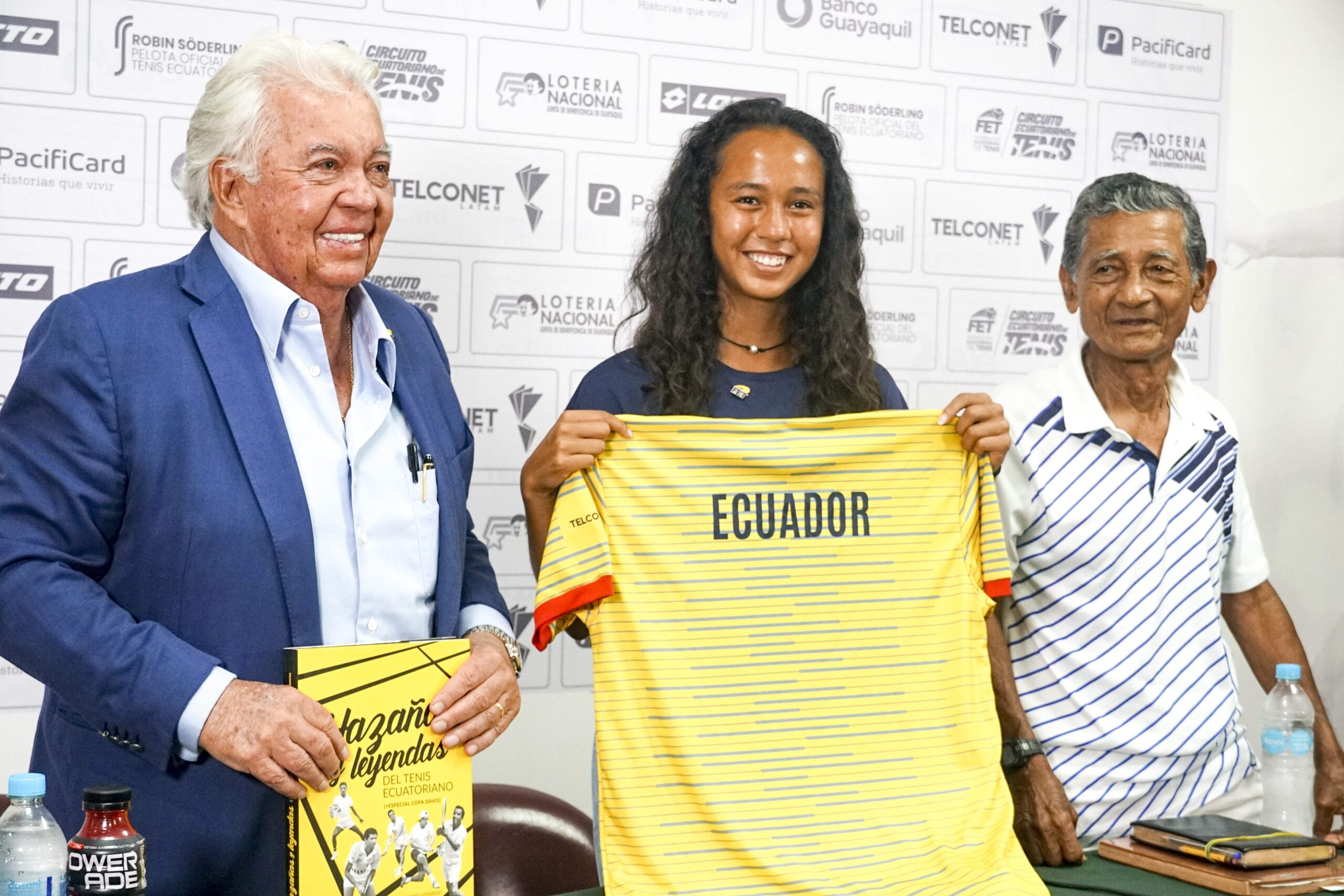 Leylah Fernández durante su visita a Guayaquil. Junto a ella posan Danilo Carrera, presidente de la FET, y Miguel Olvera, gloria del tenis nacional. Foto: EFE