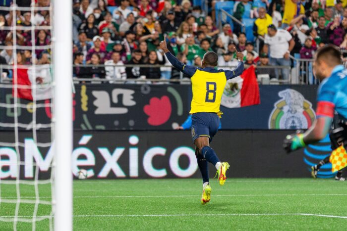 Jhonny Quiñonez de Ecuador celebra hoy tras anotar contra México, durante un partido amistoso en el estadio Bank of America en Charlotte, Carolina del Norte (EE.UU). EFE/Scott Kinser