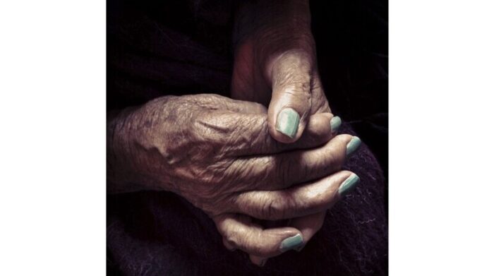 Las Manos de la Abuelita. Angelina Vega, de 92 años, junta sus manos  en su cuarto, en Cumbayá. Foto: Iván Kashinsky