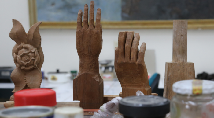 Algunas esculturas estaban incompletas, expertos talladores crean esas partes. Foto: Vicente Costales / EL COMERCIO