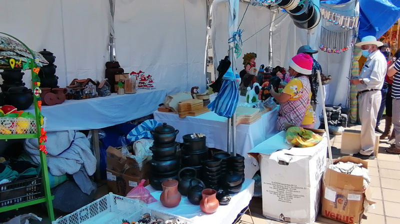 Los artesanos y comerciantes que participan en las ferias de Finados exhiben sus productos al público. Foto: Modesto Moreta/ EL COMERCIO