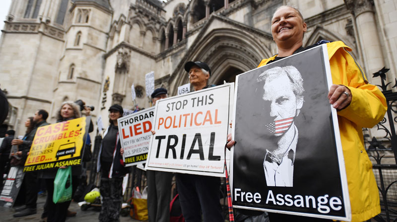 Seguidores de Assange protestan en los exteriores del Tribunal Superior de Londres, que examina la apelación de EE.UU. sobre el pedido de extradición. Foto: EFE