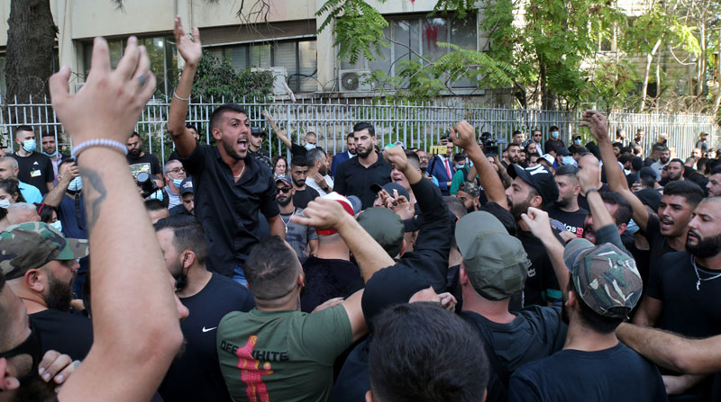 Las personas protestaron contra la actuación de un juez que beneficiaría a funcionarios señalados por la explosión del 2020 en Beirut. Foto: EFE