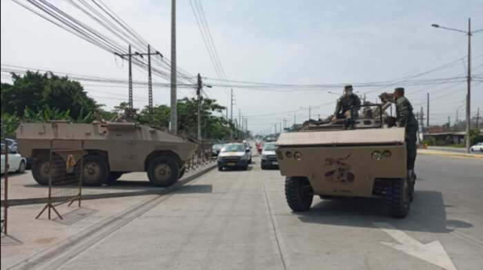 Tres tanquetas blindadas, un camión del GOE, personal militar y policial atendieron la alerta de disparos registrada la mañana de este domingo 31 de octubre en la Penitenciaría del Litoral, al norte de Guayaquil. Foto: EL COMERCIO