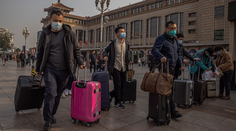 Las autoridades de Beijing han instado a sus residentes a no salir de la capital de China, a menos que sea necesario y restringido el ingreso de personas infectadas a la ciudad. La medida es un intento por contener la nueva ola del brote de covid-19 en el gigante asiático. Foto: EFE