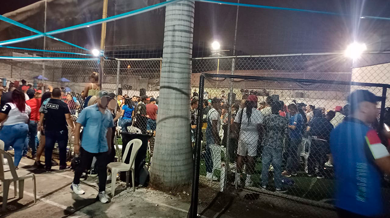 Cientos de personas aglomeradas y sin usar mascarilla fueron desalojadas de un complejo deportivo al oeste de Guayaquil, en un concierto clandestino de música vallenata. Foto: Cortesía Policía Nacional
