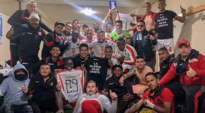 Los jugadores del 'Rodillo Rojo' festejaron luego del triunfo el 17 de octubre del 2021. Foto: Twitter @TecnicoUOficial