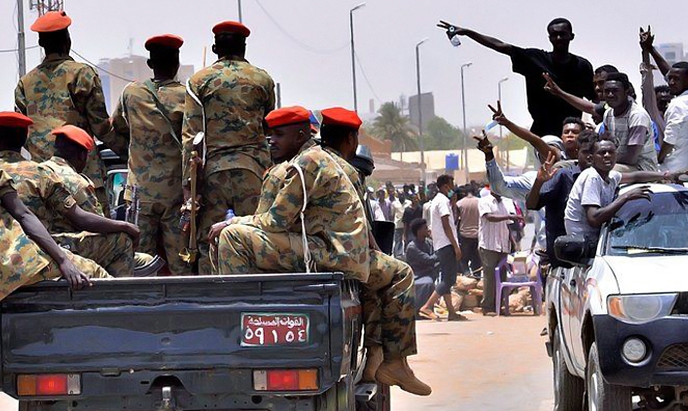 En abril del 2019, la población civil celebró el golpe de Estado contra Omar Hasán Ahmad al Bashir, quien gobernó el país durante 30 años. Foto: REUTERS