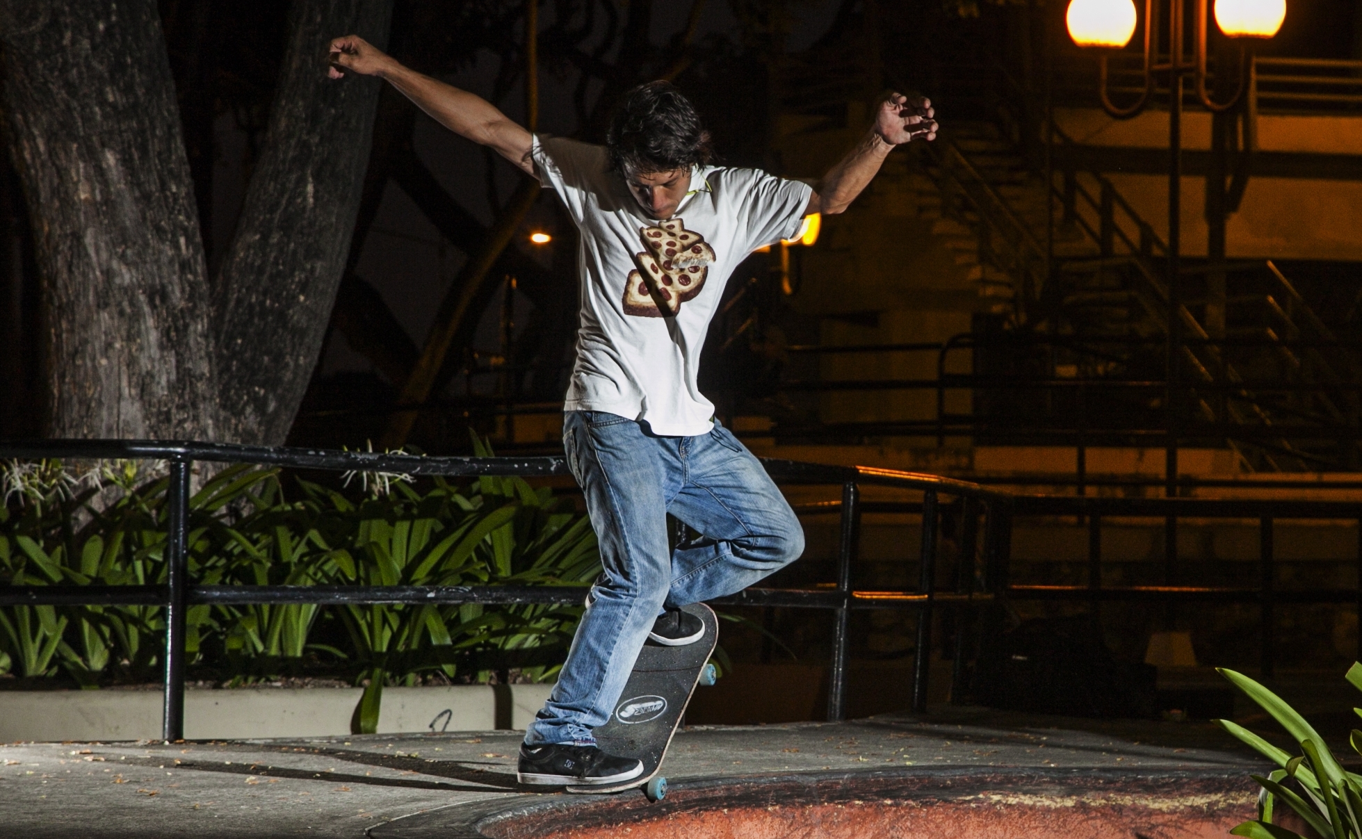 Una noche de patineta: ‘Pepo’ Castro en el filo curvo haciendo backside nosegrind, en el parque de la ciudadela Bolivariana, en Guayaquil. Foto: Enrique Pesantes / EL COMERCIO