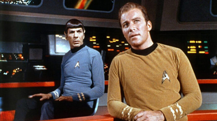 El doctor Spock y el capitán Kirk, a finales de la década de los 60, dieron origen a los transmedia: de la TV al cine, al cómic, etc. Foto: MDB, TWITTER Y ARCHIVO / REUTERS
