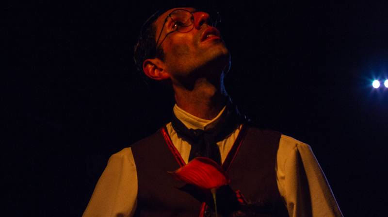 Gonzalo Estupiñán interpreta a El Ciudadano, un superhéroe con Síndrome de Savant. Foto: Cortesía Estudio de Actores.