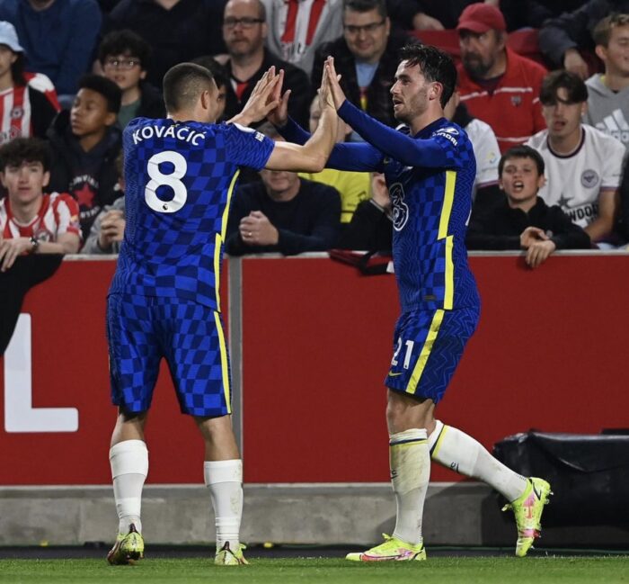 Ben Chilwell celebra el gol con el que el Chelsea le ganó 1-0 al Brentford. Foto: Tomada de Twitter