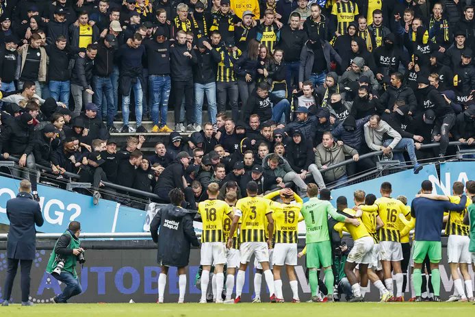 Los jugadores del Vitesse celebraban con sus aficionados cuando una parte de la tribuna se desplomó. Foto: Tomada de Twitter