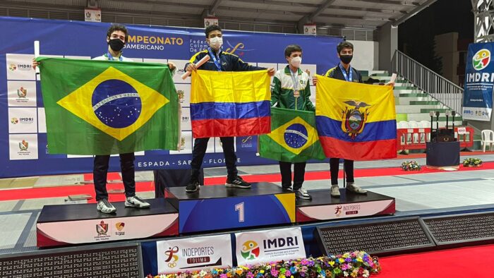 Pedro Aguinaga, a la derecha, en el podio en el primer día de competenciia del Sudamericano Juvenil de Esgrima que se disputó en Ibagué, Colombia. Foto: Comité Olímpico Ecuatoriano