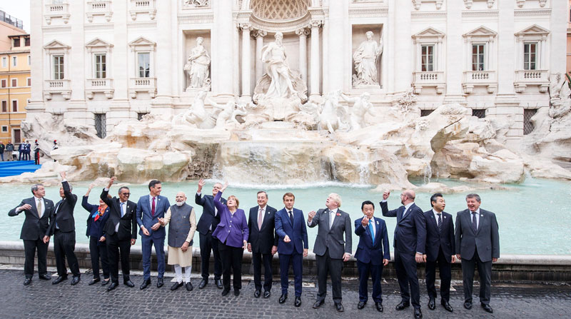 Los líderes del G20 realizaron el popular gesto de lanzar una moneda a la Fontana de Trevi, en el segundo día de la cumbre de estas potencias mundiales en Roma. Foto: EFE