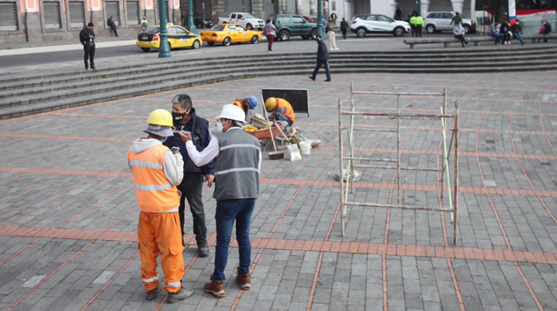 Los técnicos del Instituto Metropolitano de Patrimonio (IMP) recorrieron el Centro Histórico de Quito para evaluar los daños. Foto: Julio Estrella/ EL COMERCIO