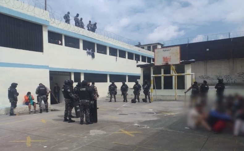Los agentes se colocaron en todos los espacios del centro carcelario, después de que se emitiera la alerta del amotinamiento. Foto: Twitter Policía Nacional