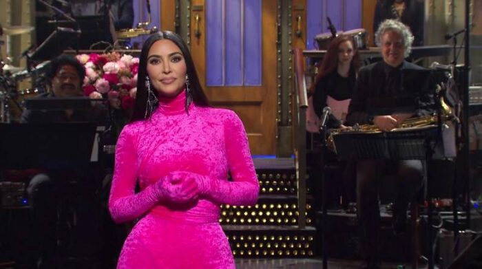 Kin Kardashian durante su monólogo en el programa Saturday Night Live.