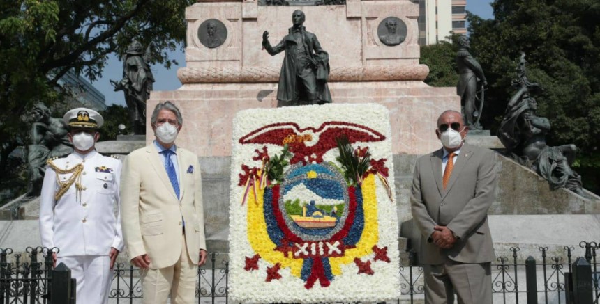 El Presidente estuvo acompañado por el Ministro de Defensa y colocó la ofrenda floral en el monumento del Parque Centenario, en el centro de Guayaquil. Foto: Twitter Guillermo Lasso