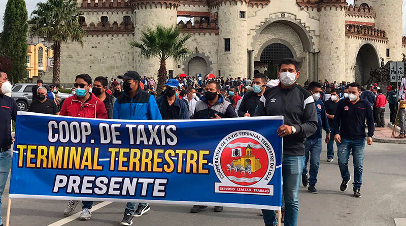 En Loja los taxistas desarrollan una marcha pacífica que llegará hasta el centro de la ciudad. Foto: Cortesía