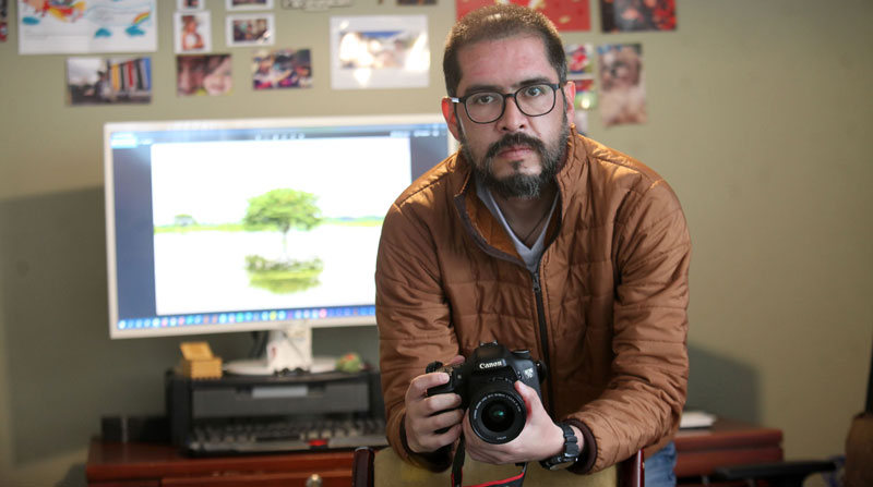 Luis Mariño, paciente con cáncer gástrico, con su cámara en el estudio de trabajo. Foto: Julio Estrella/ EL COMERCIO