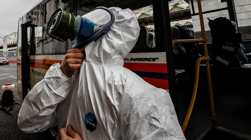 Trabajadores desinfectan el transporte y las áreas en donde se registra el mayor número de contagios en Moscú, Rusia. Foto: EFE