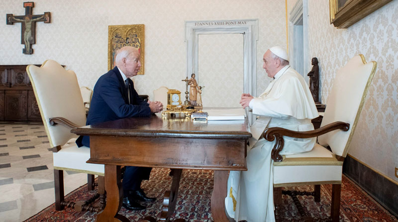 El presidente de EE.UU., Joe Biden, y el papa Francisco mantuvieron una histórica reunión que fue la más larga que haya tenido un mandatario estadounidense con el Pontífice. Foto: EFE