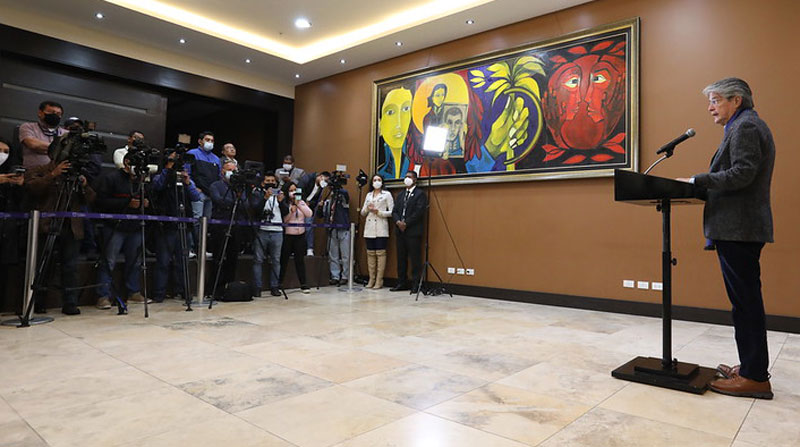 Guillermo Lasso dio declaraciones a la prensa antes de su viaje a Europa, en el Salón Protocolar, la noche del 28 de octubre. Foto: Cortesía Presidencia