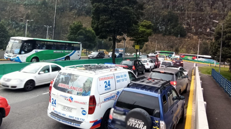 La congestión vehicular en Quito complica el paso de los conductores en las horas pico. Foto: Armando Lara para EL COMERCIO