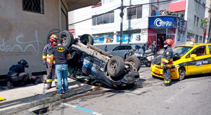 El vehículo quedó volcado sobre una de las veredas, tras el impacto con el taxi. Foto: Twitter Bomberos Quito