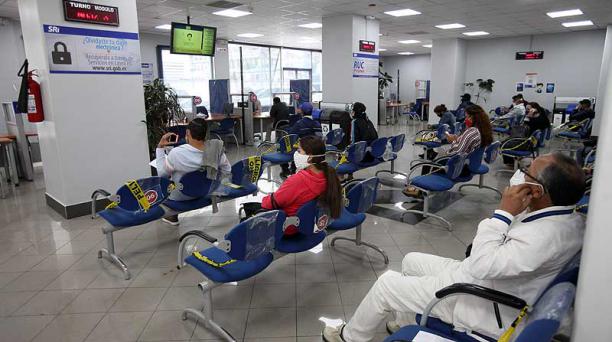 Usuarios esperan a ser atendidos en las oficinas del SRI, en Quito. Foto: Julio Estrella / EL COMERCIO