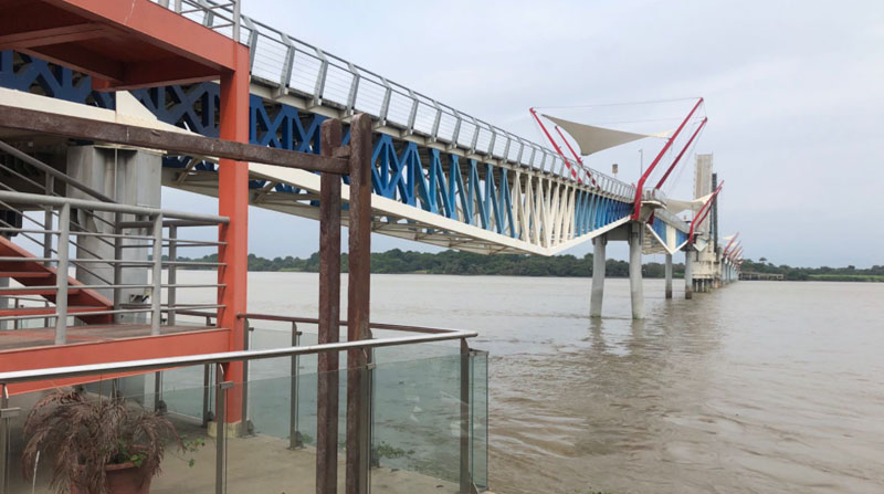 El puente peatonal que une la calle El Oro de Guayaquil con la isla Santay se encuentra cerrado al público desde el pasado 18 de octubre, cuando un buque brasilero se impactó contra un segmento de la infraestructura. Foto: Enrique Pesantes/ EL COMERCIO