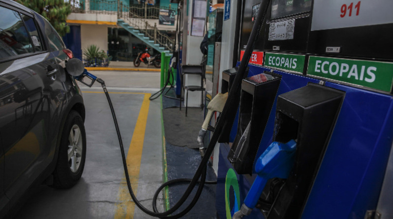 Las gasolinas extra y ecopaís deberán cumplir con los requisitos de 85 octanos. Foto: archivo / EL COMERCIO