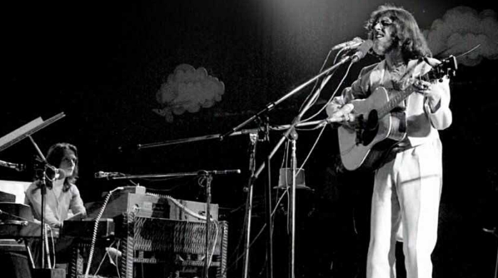 En 1975, el concierto ‘Adiós Sui Generis’ llenó dos veces el Luna Park, algo sin precedentes hasta entonces en el rock local. Foto: tomada de prensa obrera