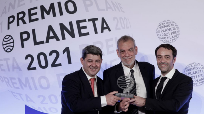 Los guionistas españoles Jorge Díaz, Agustín Martínez y Antonio Mercero, durante la premiación del Premio Planeta 2021.